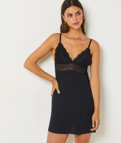Nuisette Satinée Détails Dentelle