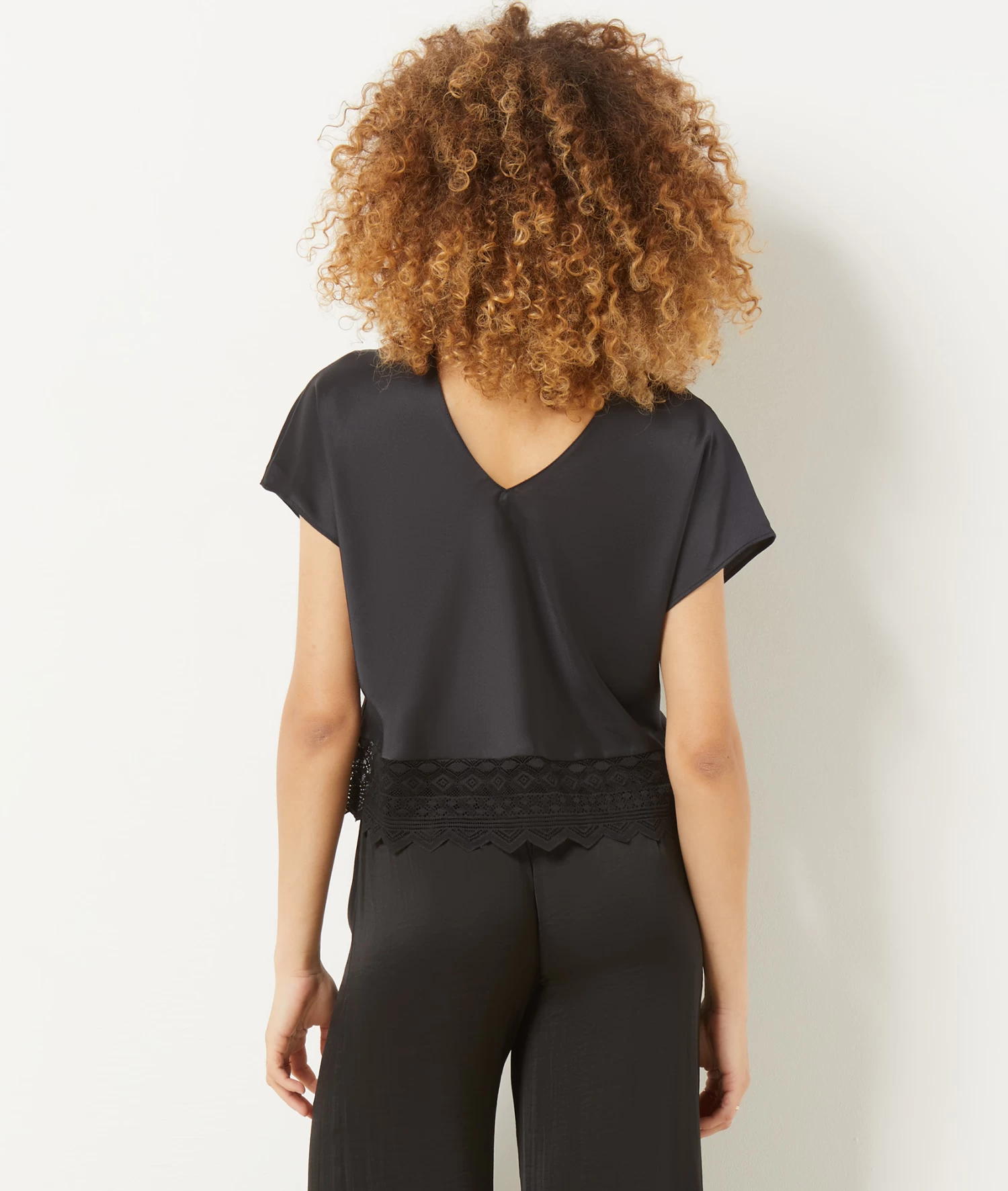 T-shirt Satiné Détails Dentelles 4 T-shirt Satiné Détails Dentelles – Image 2